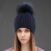 Женская зимняя теплая шерстяная шапка из меха енота с шариками для защиты ушей, однотонная универсальная двухслойная шапка-пуловер