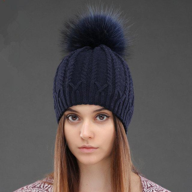 Женская зимняя теплая шерстяная шапка из меха енота с шариками для защиты ушей, однотонная универсальная двухслойная шапка-пуловер