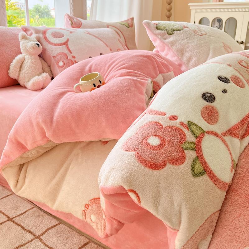 Cute Cartoon Strawberry Pattern Printed Bed Sheet Four Piece Set Machine Washable Short Plush Quilt Cover Anti Static Bedding