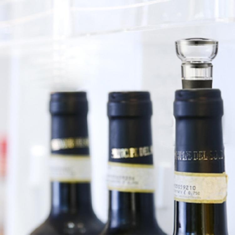Automatic Wine Bottle Opener And Dispenser With Integrated Ventilation System