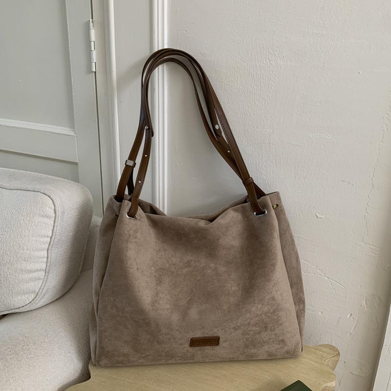 Вместительная ретро-сумка женская осенне-зимняя универсальная 2025 новая повседневная на плечо подмышку сумка-тоут для поездок на работу