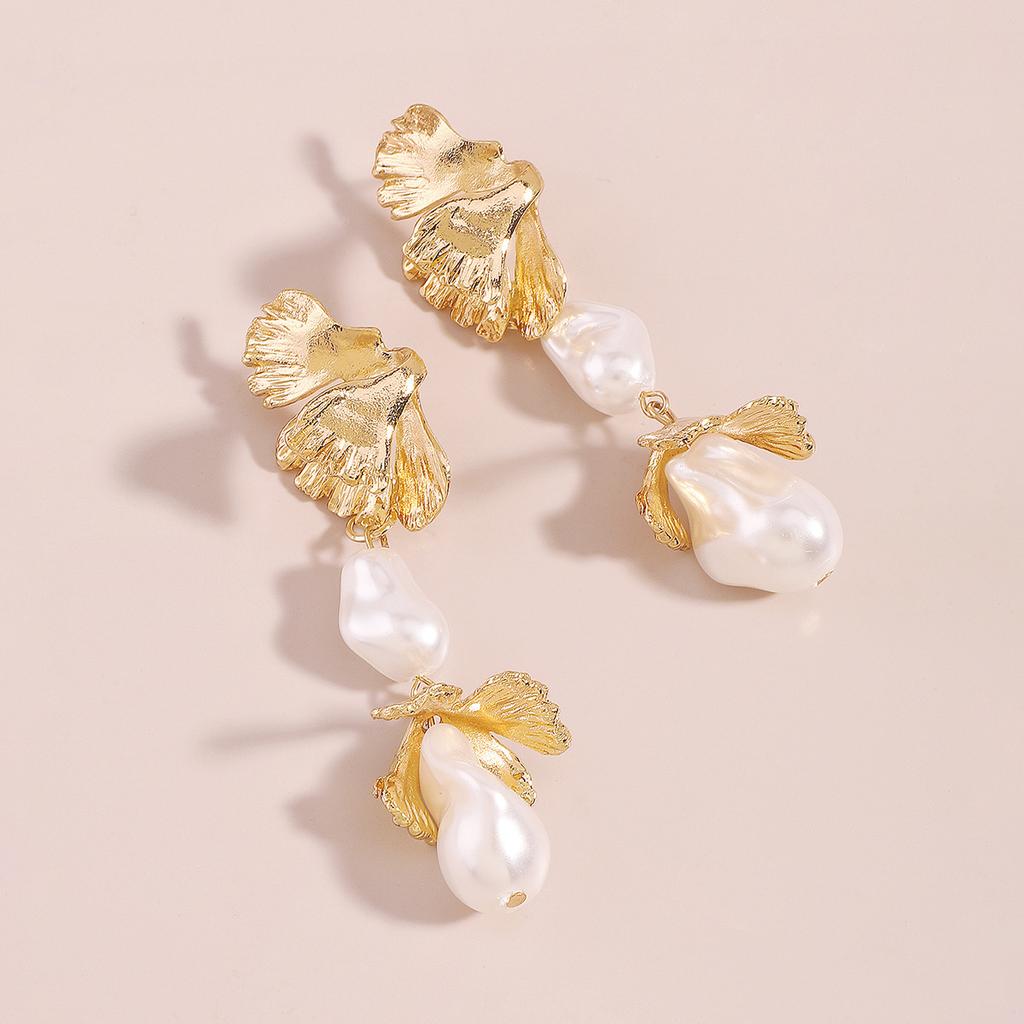 Серьги с жемчугом особой формы. Металлические серьги с листьями ветра. Преувеличенные серьги в стиле хипстер. Геометрические серьги неправильной формы.