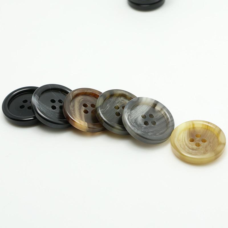 Матовое двубортное шерстяное тренч-пальто из смолы и брюки от костюма.