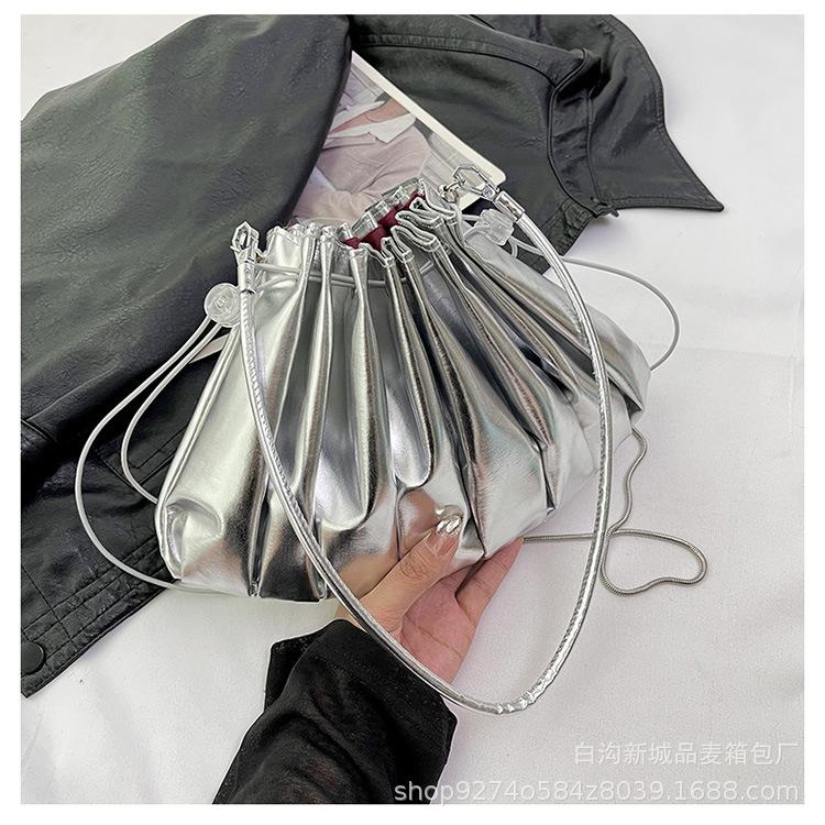 Internet Celebrity Popular Fashion Small Bag Women's New 2025 Summer Popular Messenger Bag Foreign Style Niche Chain Shell Bag