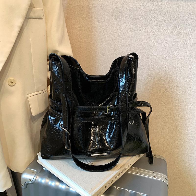 Премиальная сумка женская 2025 новая трендовая осенне-зимняя ретро сумка через плечо большой вместимости сумка-тоут для通勤 сумка-мессенджер