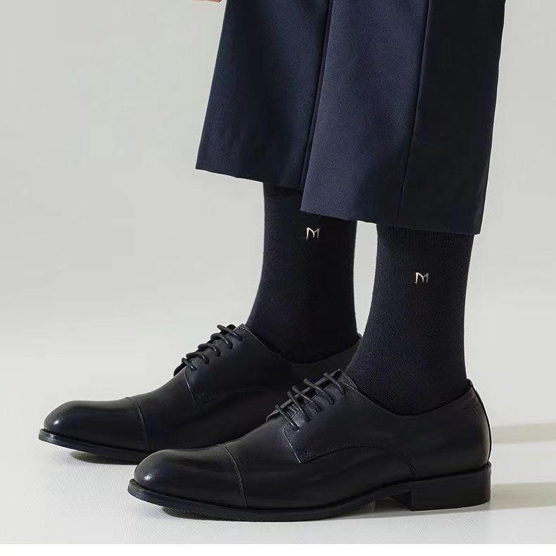 Мужские носки до середины икры из антибактериального хлопка Синьцзян 7A - Устойчивые к запаху, Влагоотводящие, Дышащие, Идеальные для всех сезонов.