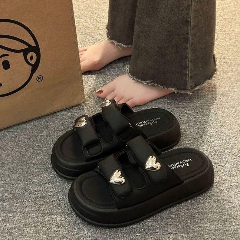 Интернет знаменитости супер огненные тапочки женская летняя одежда 2024 новинка наступание на дерьмо чувство крест толстый низ усиливающий пляж одно слово крутые тапочки