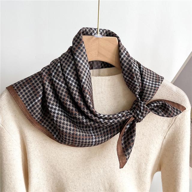 Дизайнерский велюровый квадратный шарф для женщин, шейный платок, галстук, модный маленький клетчатый шарф для волос на запястьях, новый платок, бандана 