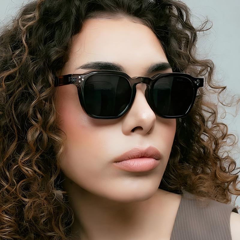 Новые ретро квадратные солнцезащитные очки для женщин и мужчин, модный роскошный дизайн, заклепки, солнцезащитные очки, трендовые оттенки, UV400, очки