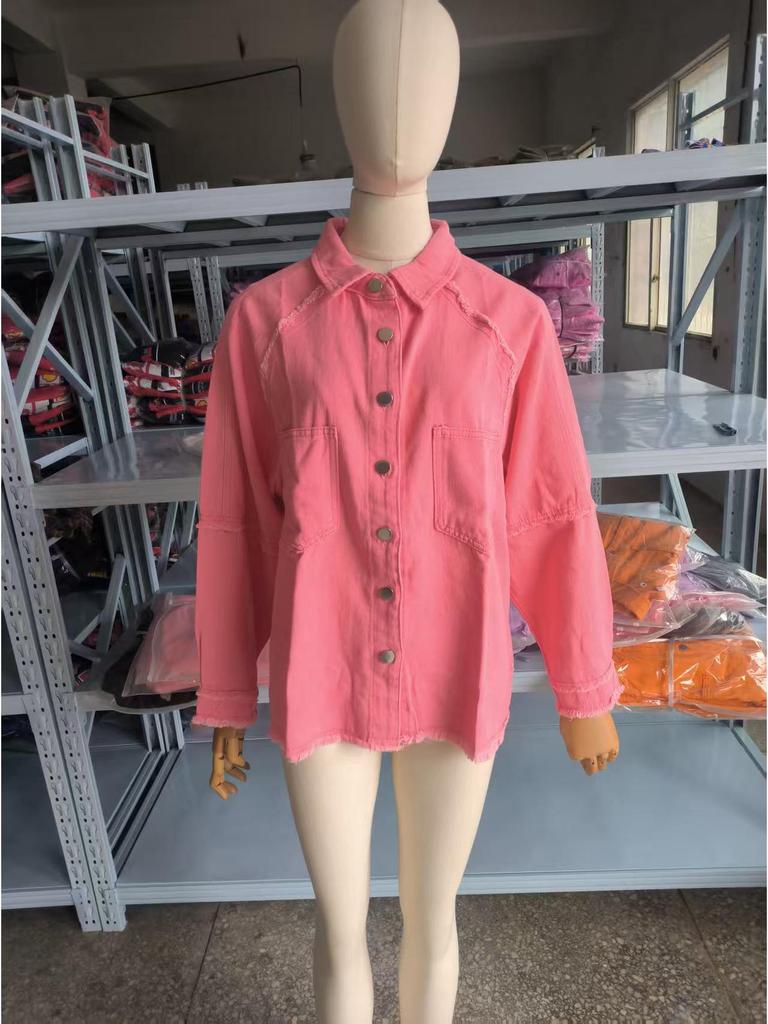 Женская джинсовая куртка с длинными рукавами и необработанными краями, осень 2025