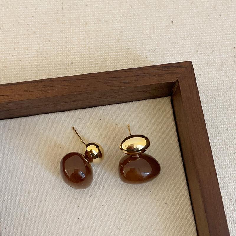 Изысканные серьги-пусеты из коричневой смолы Maelard для женщин: Высококлассные, модные и универсальные осенне-зимние аксессуары для ушей