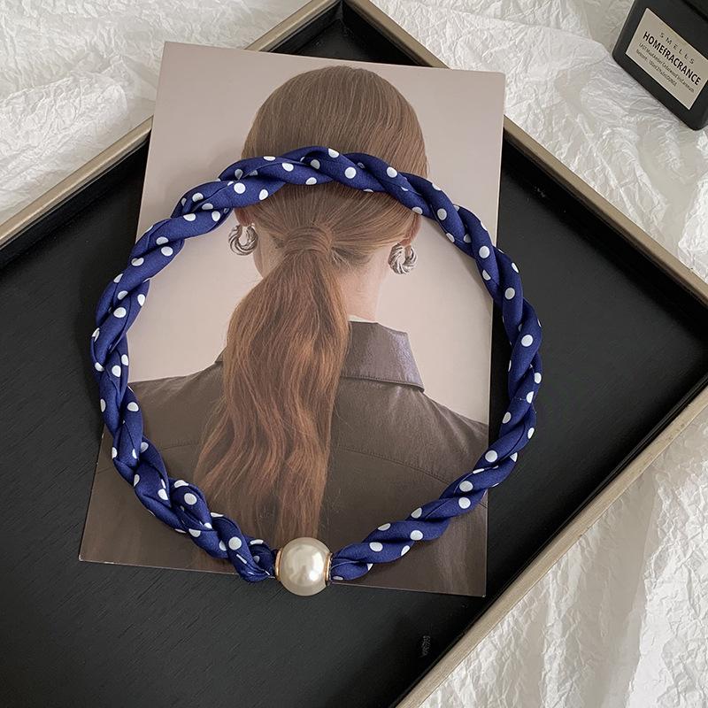 Pearl Necklace Twist Silk Scarf High-end Neck Protection Scarf with Shirt Magnetic Silk Scarf Simple Scarf Collarbone Chain