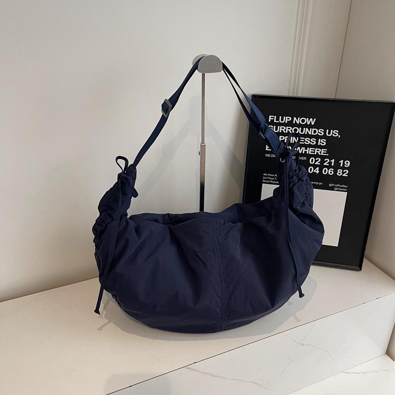 Сумка большой вместимости женская нишевая повседневная модная простая сумка-тоут для поездок на работу спортивная чрезвычайно простая на плечо кроссбоди сумка-пельмень