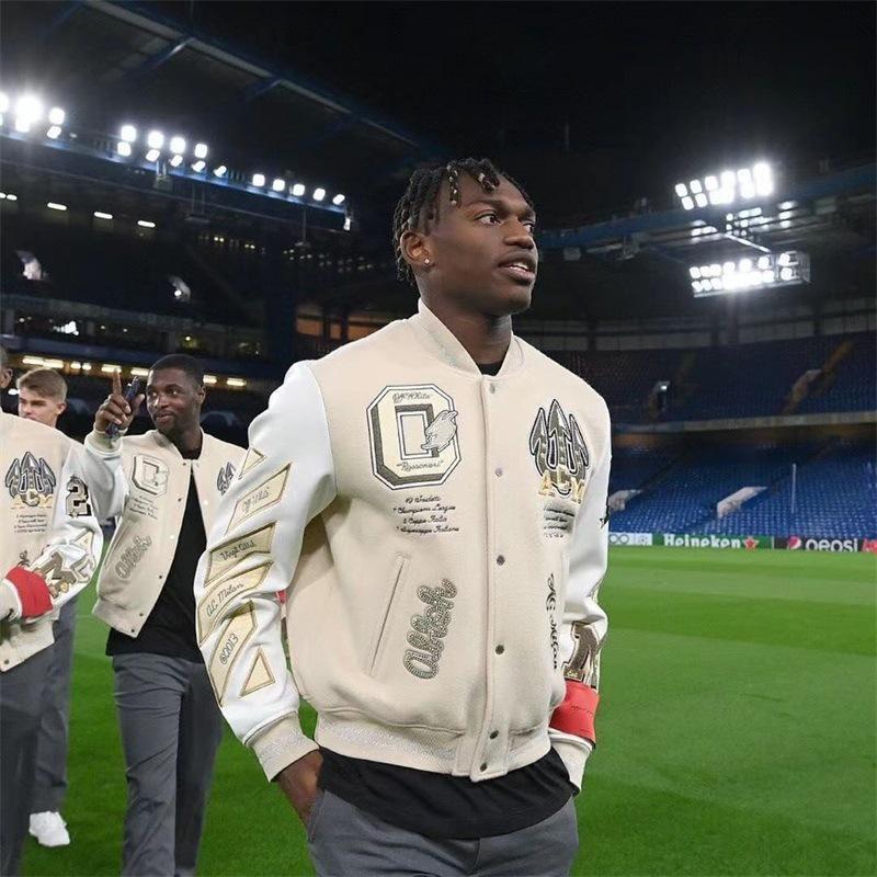 Универсальная бейсбольная куртка бренда Tide с вышивкой AC Milan и кожаными рукавами