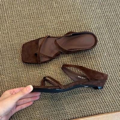 Мягкая кожа простые повседневные закрытый носок надпись с сандалиями женские летние ретро универсальные квадратный носок наклонный каблук для улицы крутые шлепанцы