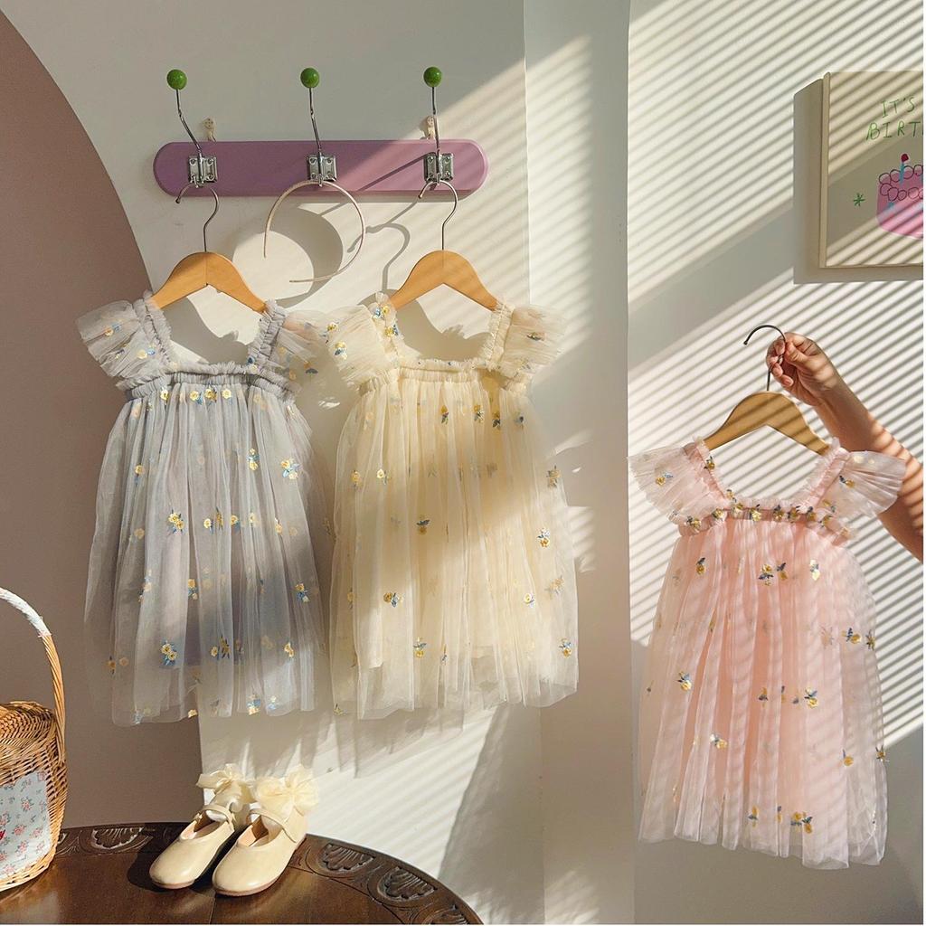Девочкин тюлевое платье с цветочной вышивкой: Летний стиль с пышными рукавами и юбкой из сетчатой пряжи