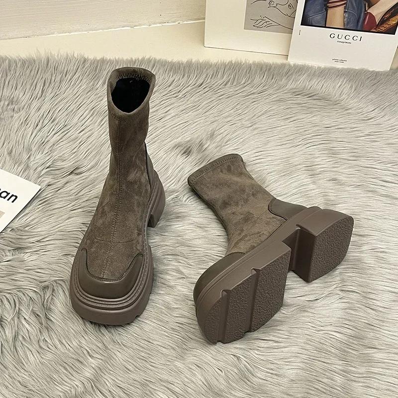 Зимние женские короткие сапоги на платформе, модные замшевые ботильоны без застежек, элегантные женские уличные ботинки с толстой подошвой, модель 2024