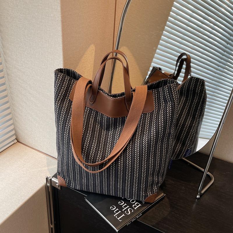 Ретро повседневная сумка большой вместимости, женская новая полосатая сумка на плечо, сумка-тоут для通勤 под мышкой