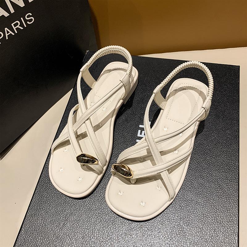 Женские сандалии 2025 лето новые универсальные нескользящие для улицы модные на плоской подошве с мягкой подошвой изысканные крутые шлепанцы