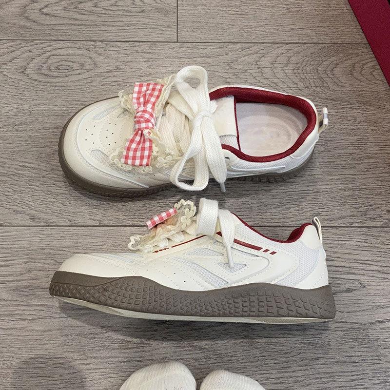 Повседневные дышащие спортивные туфли на толстой подошве женские новые весенние нишевые оригинальные с клубничным бантом немецкие тренировочные туфли