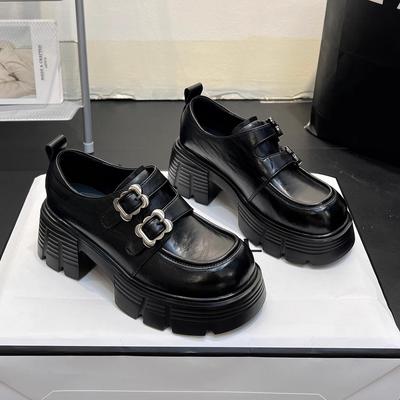 Двубортные универсальные и удобные небольшие кожаные туфли будут популярны весной 2024 года, их можно носить с элегантными юбками и нескользящей обувью Mary Jane.