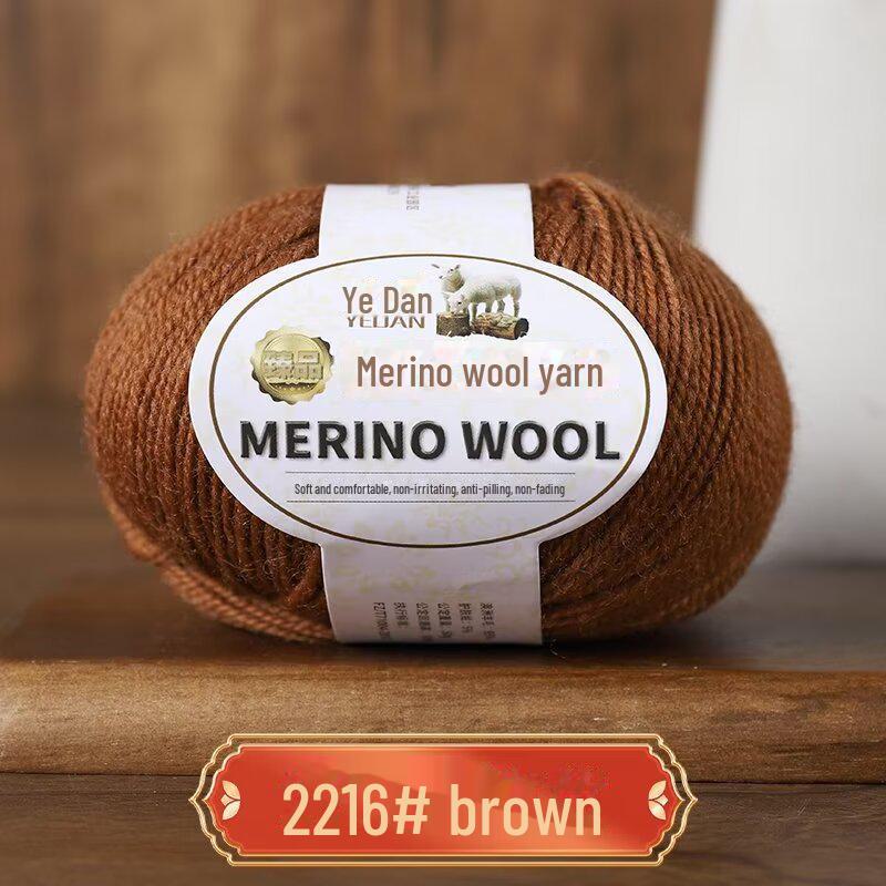 Тканая вручную пряжа из трех нитей мериносовой шерсти средней толщины — идеально подходит для кукольных свитеров, шарфов и шапок.. Изготовлено из 100% овечьей шерсти.