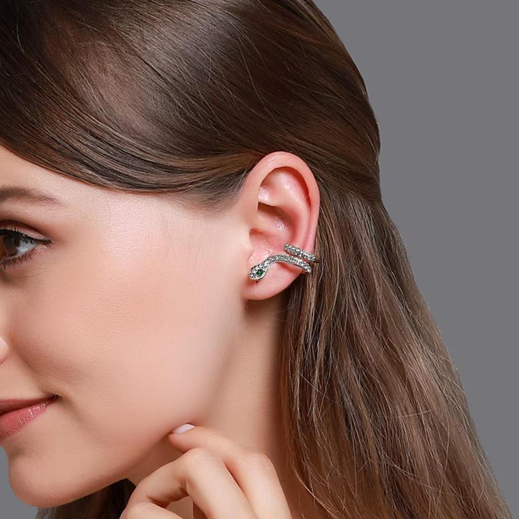 Элегантные серьги-клипсы в виде змеи с бриллиантами - без прокола, минималистичная мода, нишевый дизайн