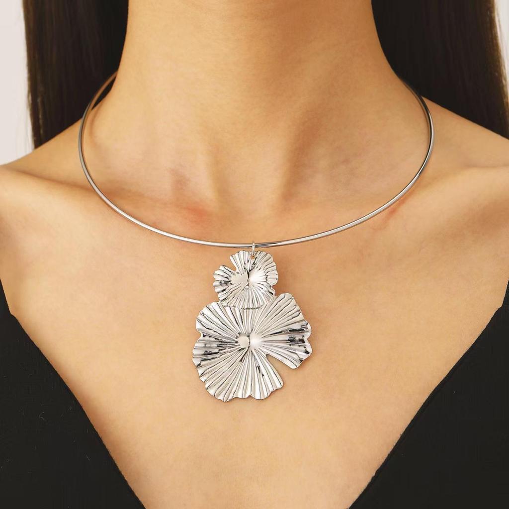 Retro Heart & Flower Hollow Choker Necklace for Women