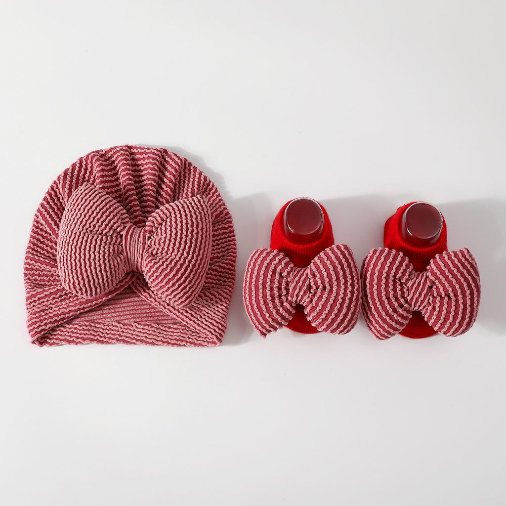 Детский полосатый комплект шапочки и носков для новорожденных, мягкий, для защиты макушки, из хлопка, шапочка, теплая шапка с подкладкой, всесезонный подарочный набор для малыша, носки с нескользящей подошвой