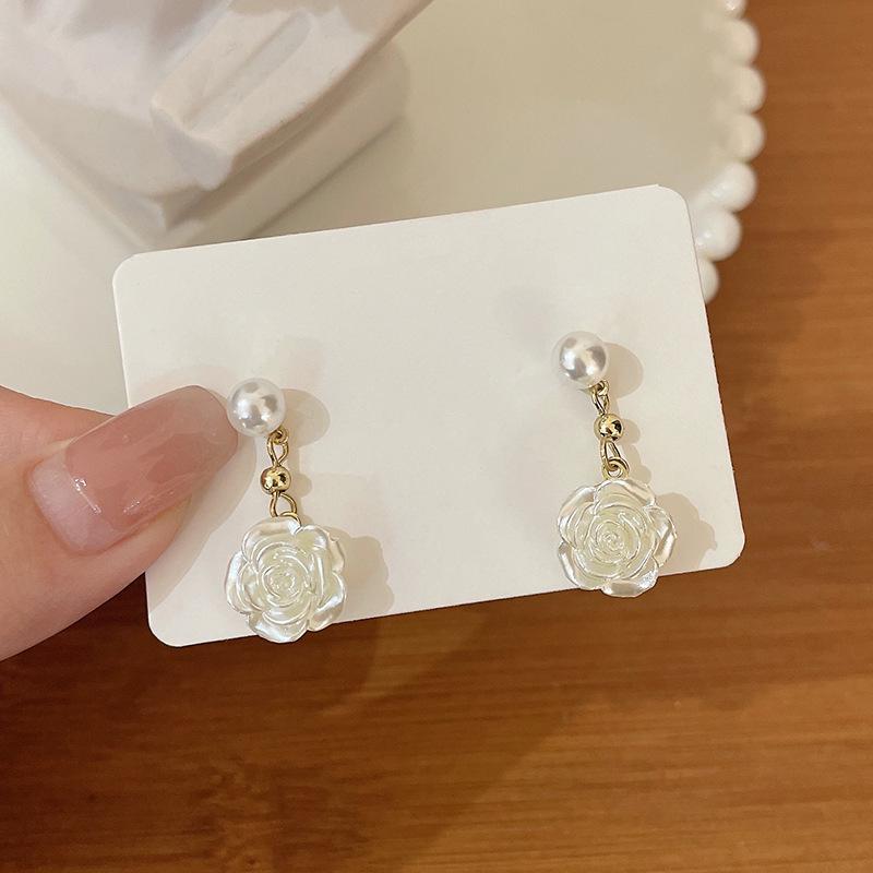 Серьги-камелии ручной работы из серебра 925 пробы с жемчугом - Дизайн высокого класса для осени/зимы для женщин