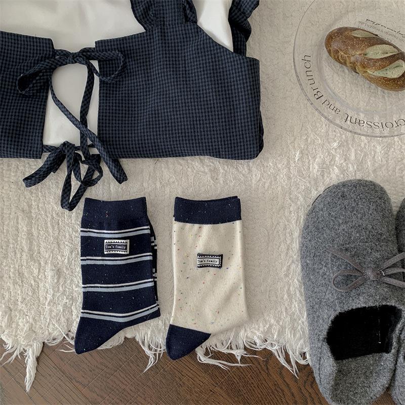 Серия Темно-синий ~ Носки с буквенными этикетками из ткани, Женские носки из чистого хлопка с махрой, в полоску, контрастного цвета, из точечной пряжи, носки до середины икры