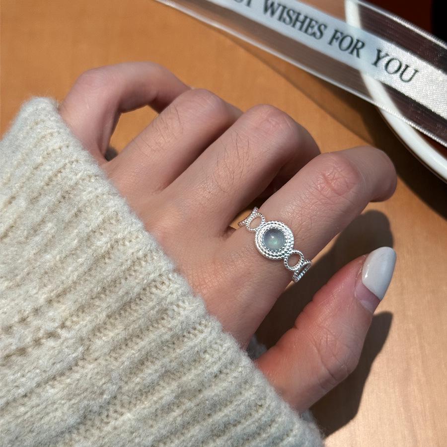 Элегантное посеребренное кольцо S925 светло-голубого цвета с открытым дизайном для женщин - Универсальное, модное и роскошное кольцо на указательный палец.