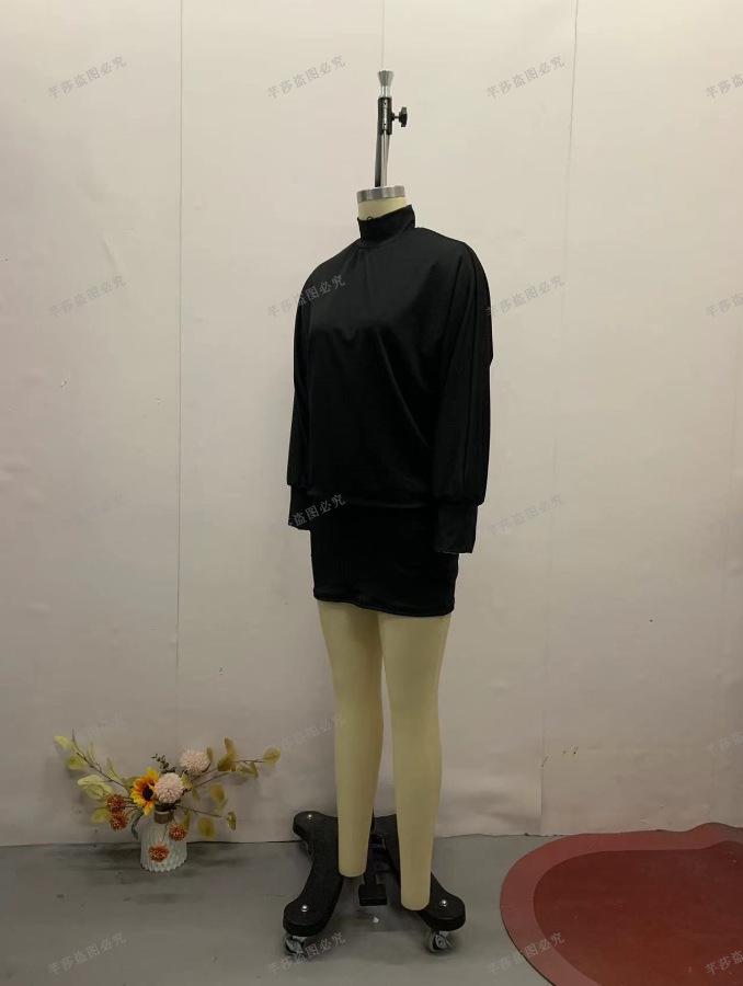 Европейский и американский женский однотонный топ с полувысоким воротом и открытой спиной и комплект короткой юбки - Коллекция Лето 2024