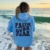 Женская плюшевая толстовка Faith Over Fear с однотонным принтом букв и карманом-кенгуру с завязками на шнурке