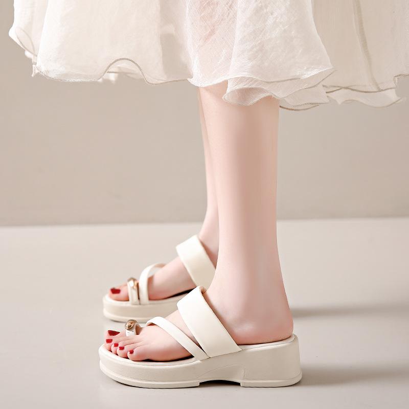 In the Summer of 2024, the New Xiaoxiangfeng Fashion Thick-soled Toe Slippers for Women Korean Version of Versatile Muffins and Beach Shoes for Women