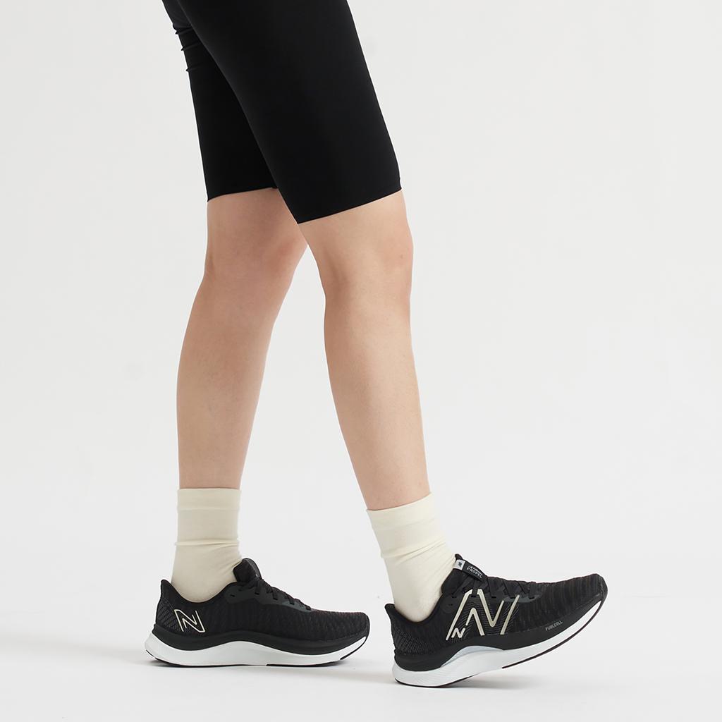 New Balance Женские кроссовки FuelCell Propel V4 Черно-белые WFCPRLB4