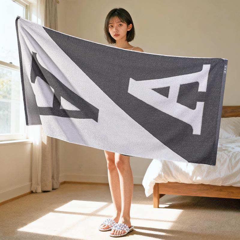 Luxury Yarn-Dyed Jacquard Cotton Bath Towel - Soft, Absorbent, Thick, and Large