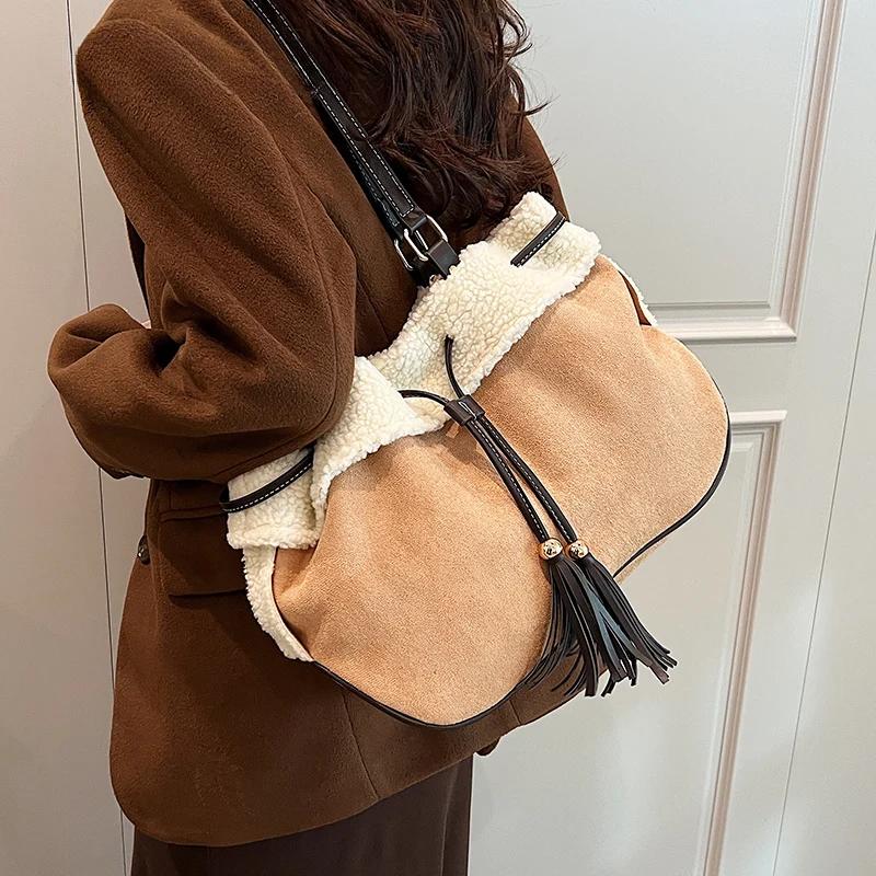 Сумки-ведра из замши, женская сумка через плечо для женщин, зимняя новая тенденция 2024 года, небольшие дизайнерские плюшевые сумки на шнурке с кошельками