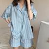 2 dona/toʻplam Ayollar pijama toʻplami Lapelli Kontrast rangli chiziqli bosma Qisqa yengli Elastik bel Keng oyoqli Uy kiyimi Uyqu kiyimi Bluzka Shortiklar toʻplami