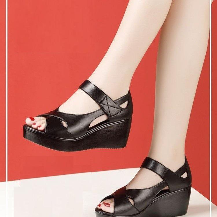Новые летние сандалии-клинья с толстой подошвой, открытым носком, одним ремешком и вырезами в римском стиле для матерей среднего и пожилого возраста