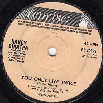 7-дюймовая пластинка НЭНСИ СИНАТРА - Живёшь только дважды RS20595 Reprise Records 1967 Великобритания Поп Б/У