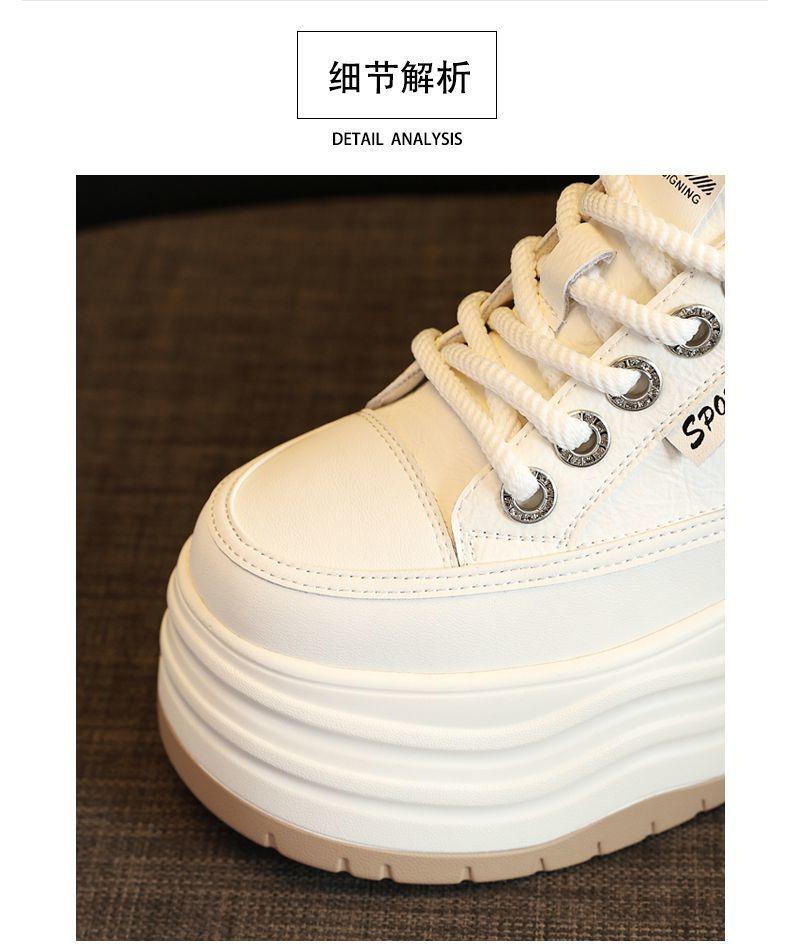 Кожаная внутренняя часть увеличивает рост белые туфли женские 2024 осень новые толстые подошвы маленькие кексы мягкая подошва повседневные туфли для доски