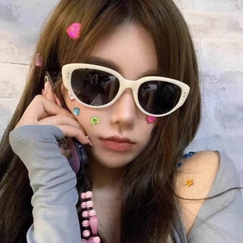 Personalized White Frame Cat Eye Black And White Sunglasses Women'S Summer Small Frame Cool Trendy Retro Sunscreen Glasses Sunglasses