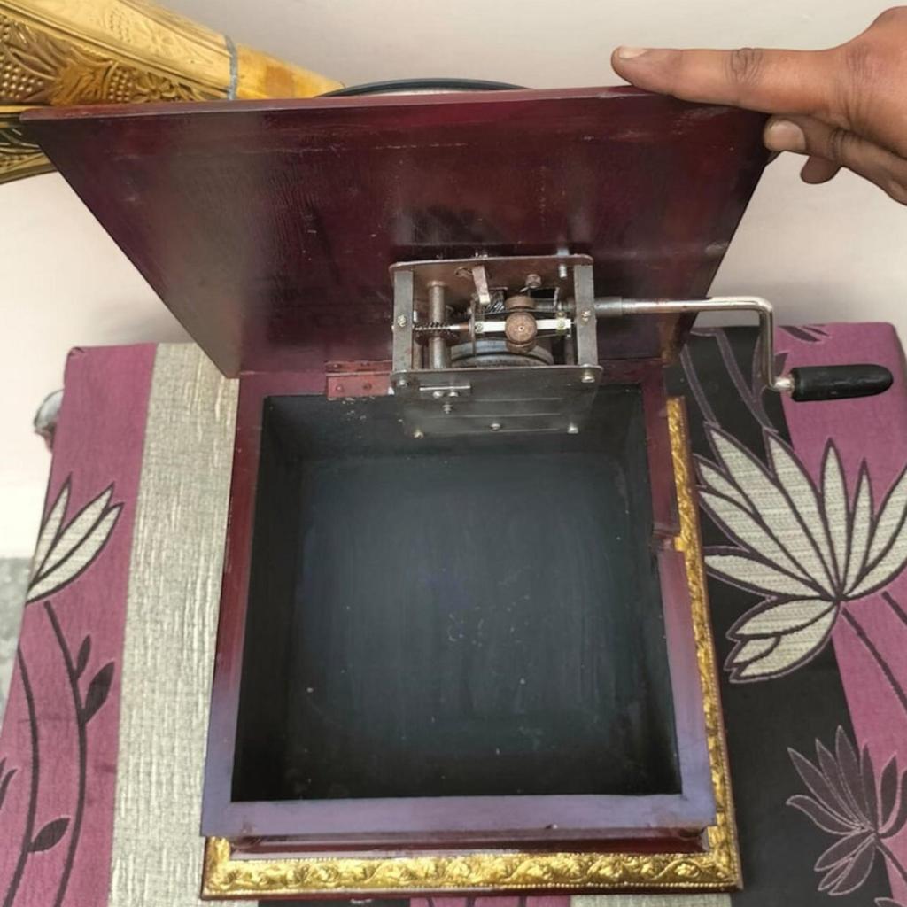 Возрождение Винтажа: Дизайнерский заводной граммофон - элегантный фонограф для домашнего или офисного декора. Латунный дизайн.