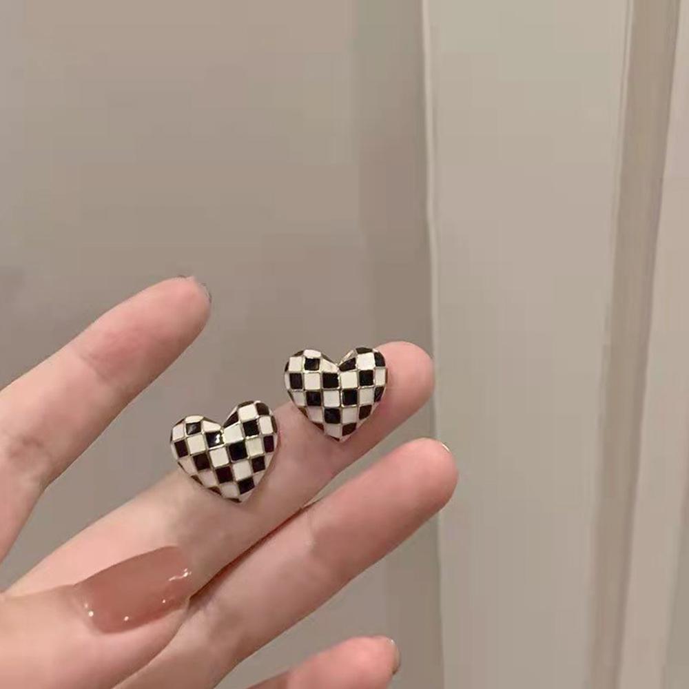 Новые модные черные/белые эмалированные серьги-гвоздики в форме сердца для женщин, повседневная одежда, необычные аксессуары для ушей, вечерние украшения 2022, Прямая поставка