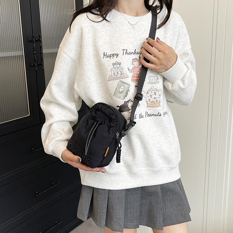 2025 Summer New Japanese Trend Sports Drawstring Mobile Phone Bag Light Commute Outdoor Leisure Messenger Women's Bag