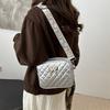 Текстурированная сумка женская 2025 весна новая деловая ретро простая ромбовидная вышивка нитью широкий плечевой ремень сумка-мессенджер маленькая квадратная сумка