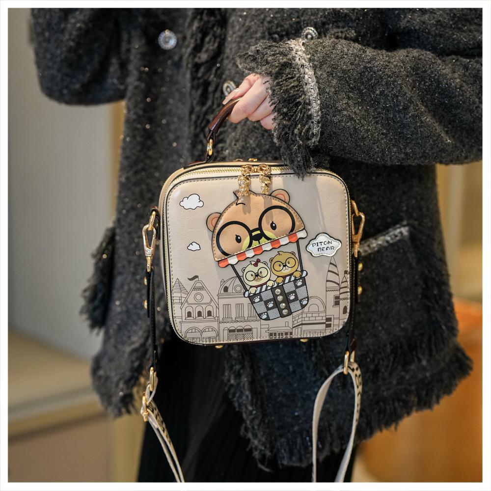 Милая сумка кроссбоди с принтом медведя для женщин, повседневный стиль, регулируемый ремешок, застежка-молния, подкладка из полиэстера, игривый дизайн с мультяшным персонажем