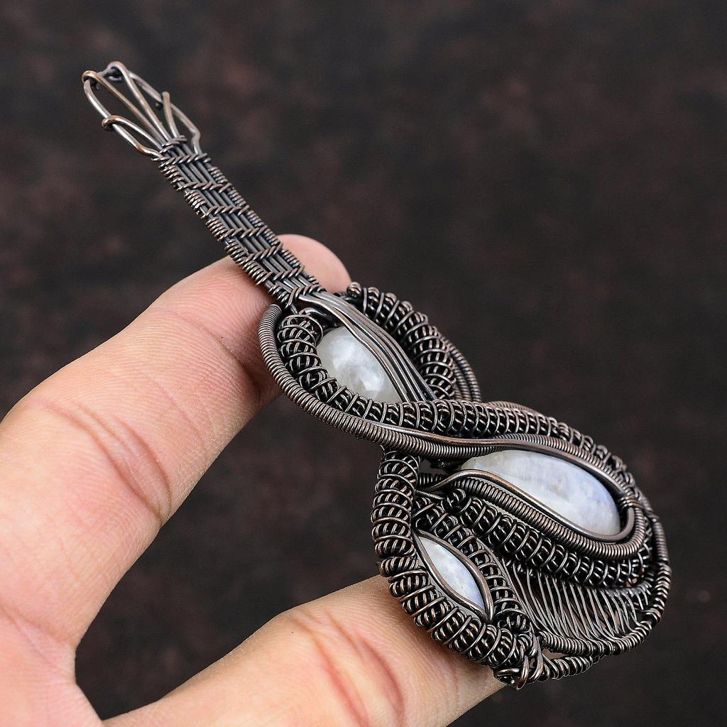 Подвеска Rainbow Moonstone, обернутая медной проволокой, подвеска с драгоценным камнем, музыкальный инструмент, ювелирное изделие, подарок для нее, кулон с дизайном гитары