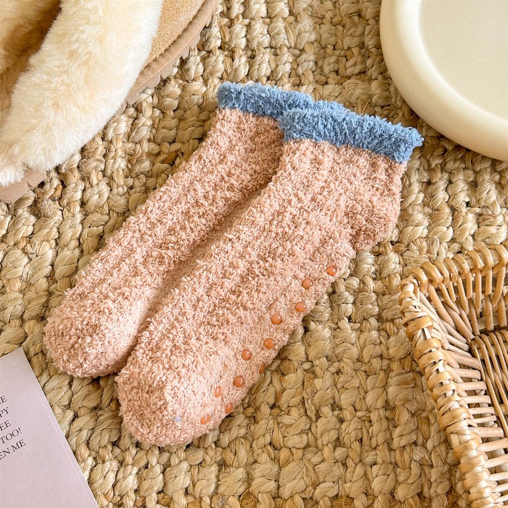 Милый конфетный цвет плюс бархатные утолщенные теплые носки, коралловые бархатные напольные носки, противоскользящие носки для сна с точечным рисунком, короткие